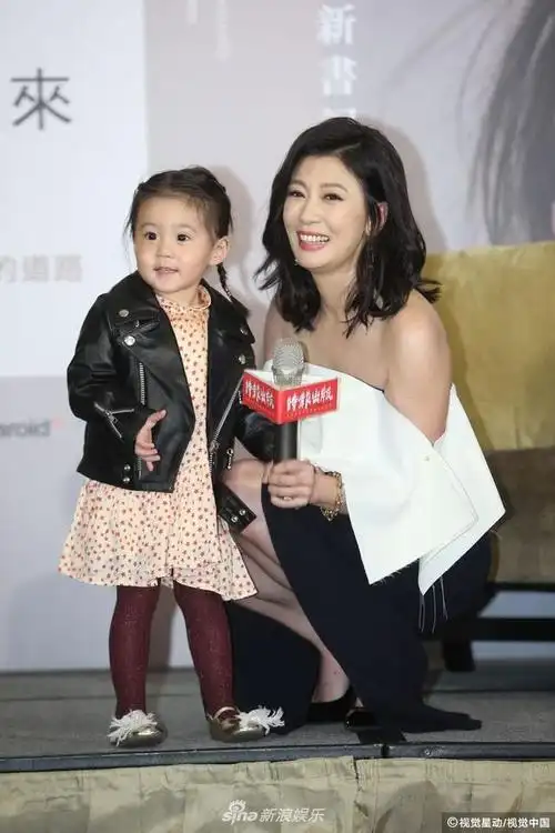 贾静雯与咘咘bo妞互动温馨有爱