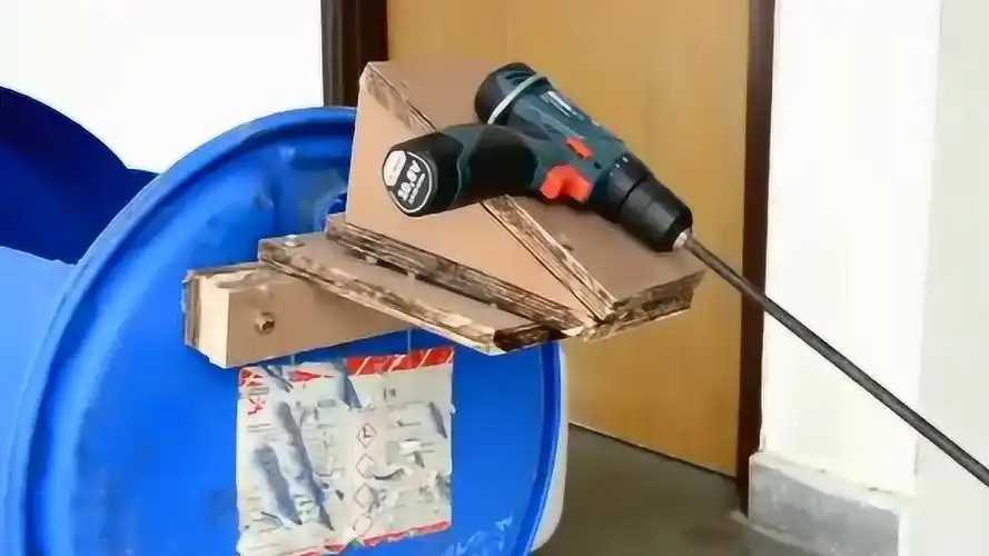 用油桶自制小船,小伙坐上去后,别提多高兴了!