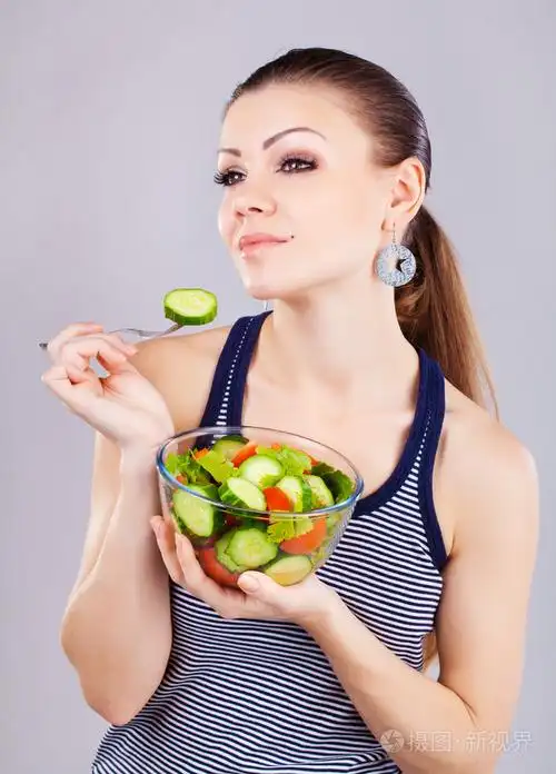 漂亮的女孩吃新鲜的蔬菜沙拉的特写照片-正版商用图片1e27i9-摄图新