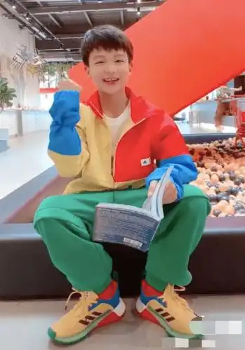 当他眯着眼睛笑的时候,一张小脸和姐姐田雨橙宛如复制粘贴.