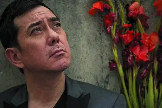 黄秋生高龄母亲病危 拍戏突紧急喊停急奔医院探视