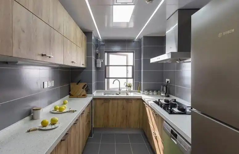 灰色厨房空间装修效果图 原木橱柜设计图片