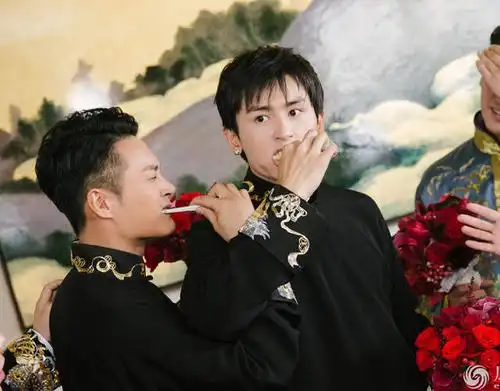 伴郎团用芥末"刷牙",为了陈晓能赢得美人归大家也是拼了!