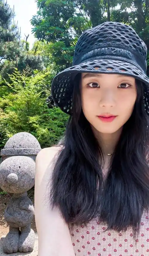 jisoo金智秀晒出自己的游记美照,照片中露出美肩太撩人_史努比_欧尼