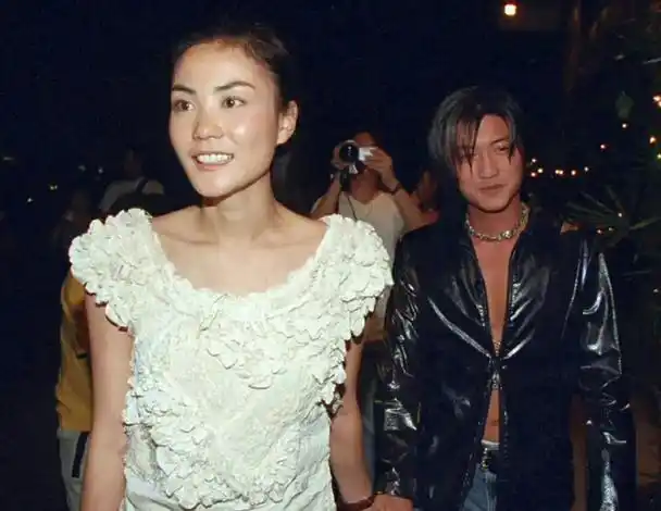 王菲谢霆锋旧照罕见曝光,两人亲密贴脸温馨自拍,离婚已经近10年