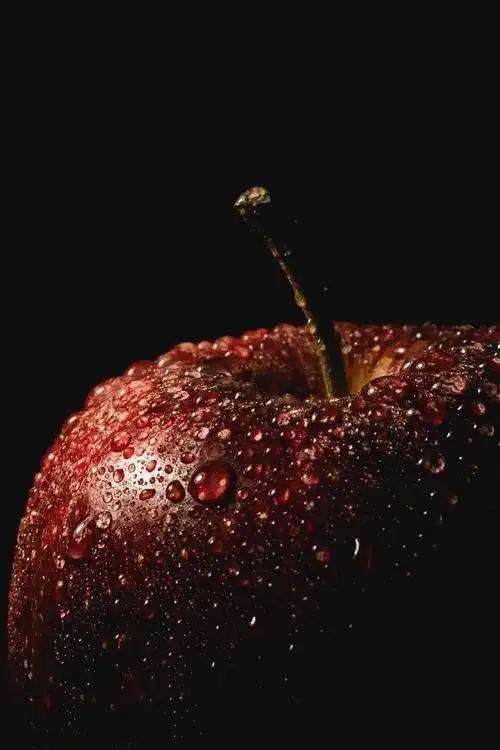 红苹果,水滴,黑暗 1125x2436 iphone xs/x 壁纸,图片,背景,照片