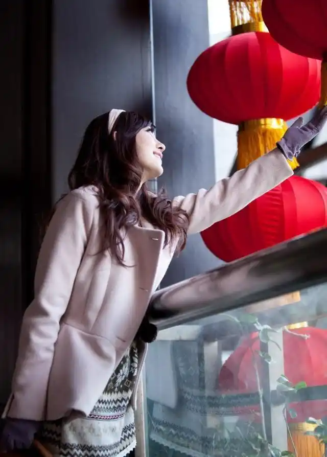 似这样美貌的佳人,世上少见,如花似玉貌似天仙!