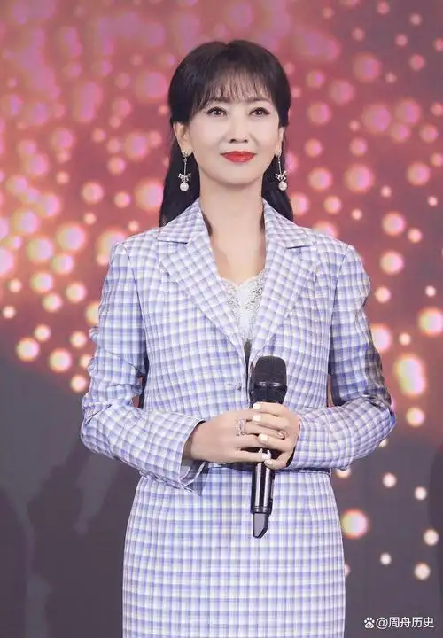 "不老女神"都是假的!离开化妆和精修,中年女艺人真容一言难尽