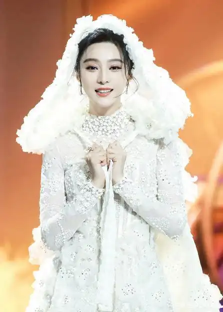 范冰冰身穿婚纱亮相,霸气全无十分低调,化身小女人姿态