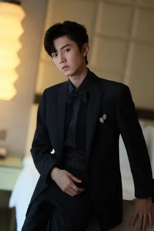 陈哲远黑色西装帅气写真图片17