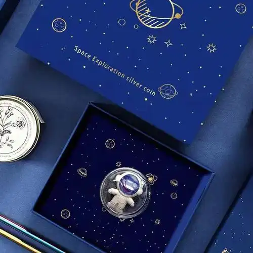 太空探索纪念银币666正面是一个穿着航天