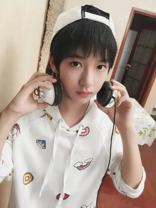 贺峻霖 画报颜值#75幼崽时期76@时代少年团-贺峻霖自修‖11p