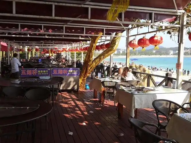 这里人多到摩肩接踵也不夸张,海边的大排档,夜市的小商贩,一派市井