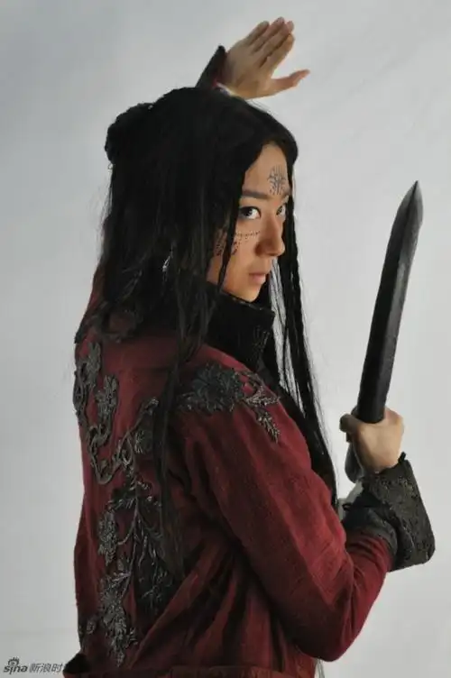 黝黑皮肤上画着意义不明的图腾,顶着满头脏辫,文艺小清新女神桂纶镁