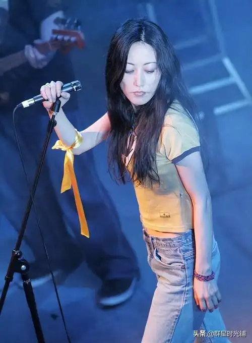 悲情的姜昕窦唯已是过客婚后丈夫抑郁自尽51岁的她还好吗