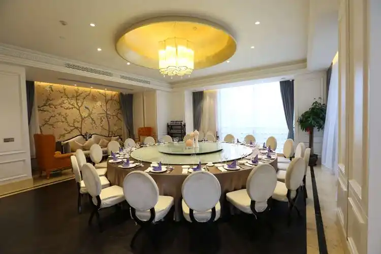 豪华包厢可容纳25人用餐