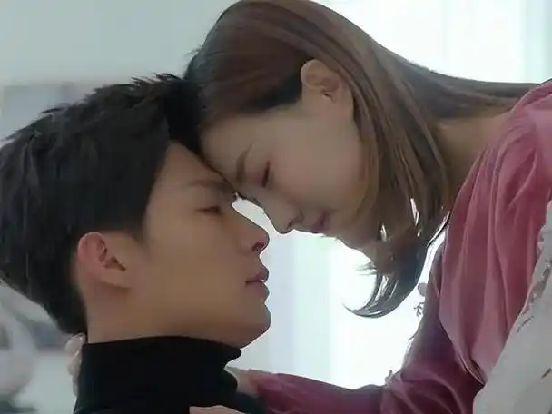 29岁徐璐恋情疑曝光与小5岁吴崇轩逛园区街头搂腰拍照超甜蜜