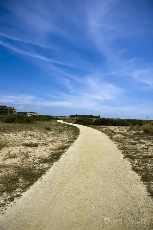 通往地平线的土路