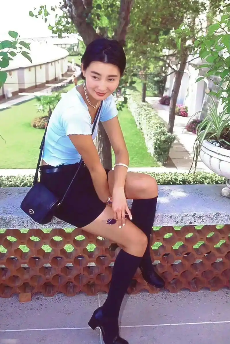 好喜欢张曼玉年轻时这个短发,利落帅气又带点小清纯,好美啊!