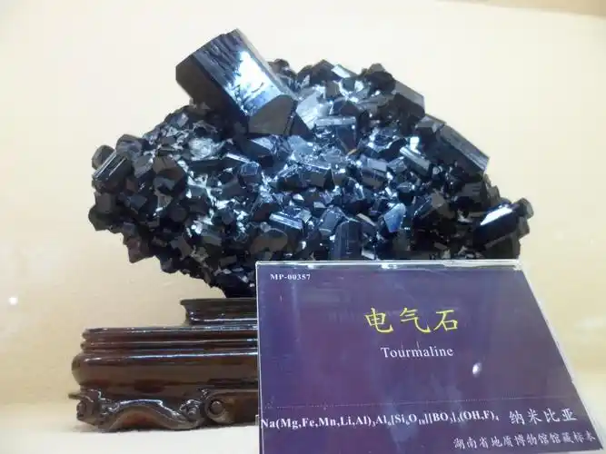 黑电气石颜色随成分不同而异:富含fe的电气石呈黑色.