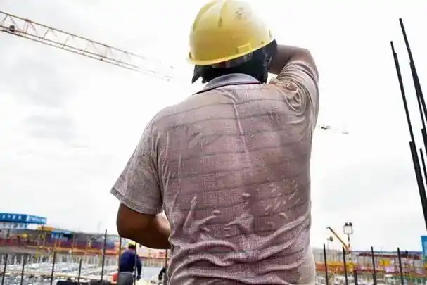 许,记者来到中建三局吐鲁番旅游综合服务中心项目施工现场,刚走进工地