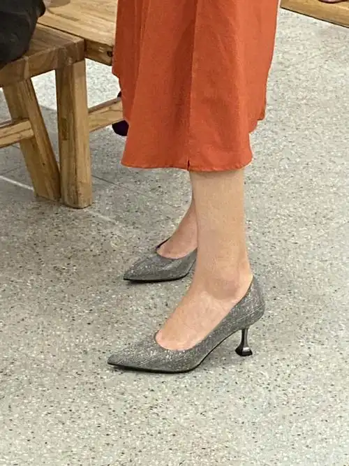 高跟鞋vs平底鞋友友们哪一双好看