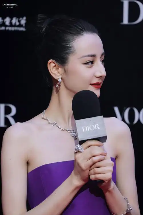 迪奥品牌大使迪丽热巴##迪丽热巴蝴蝶骨好明显