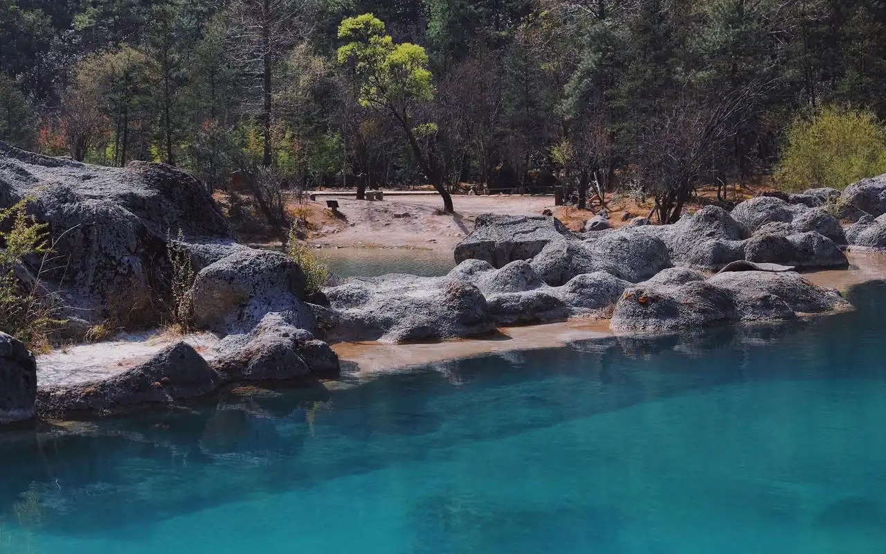 丽江蓝月谷迷人风光