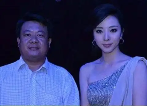 有人爆料李思思的老公是一位"海归",目前从事金融行业工作.