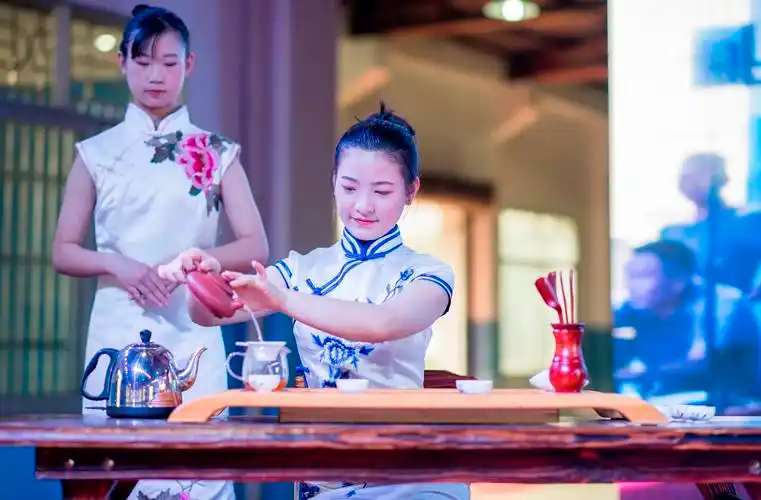 茶艺班的同学进行茶艺表演.