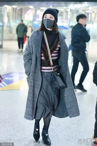 贾静雯穿黑丝秀美腿插兜疾行展人妻魅力