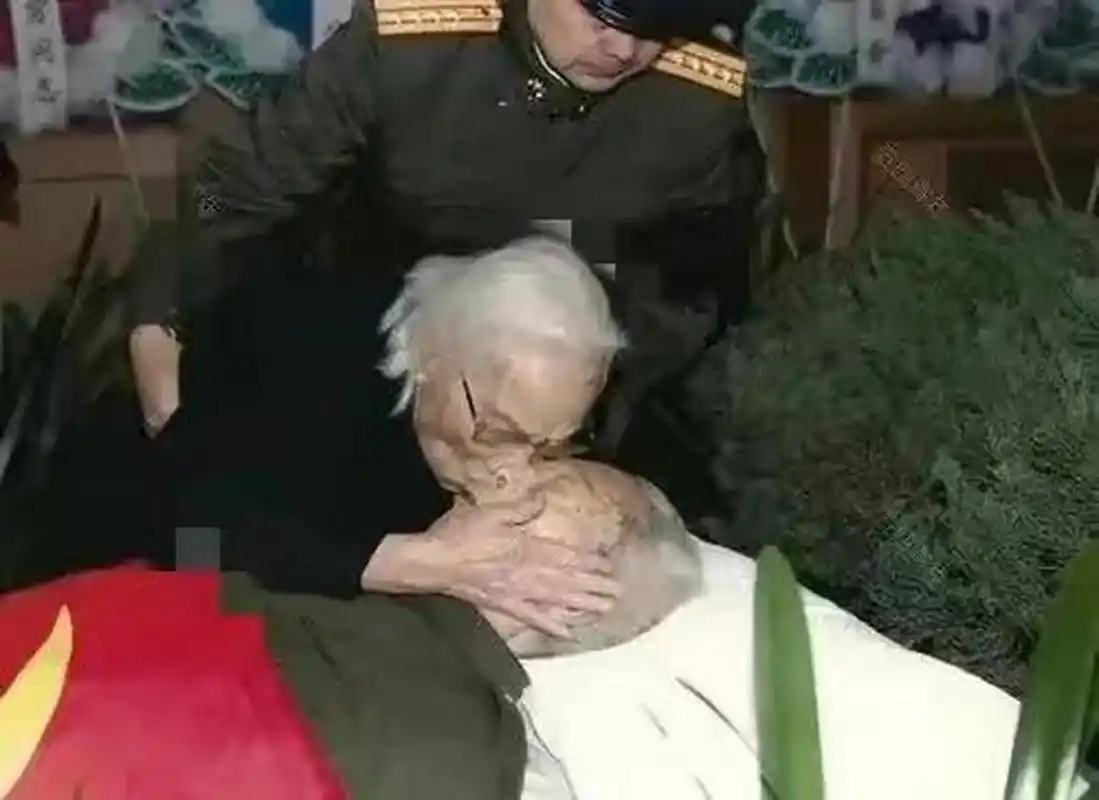 2005年1月,宋任穷上将病逝后,一张罕见的遗容,照片中的他躺在鲜花绿柏