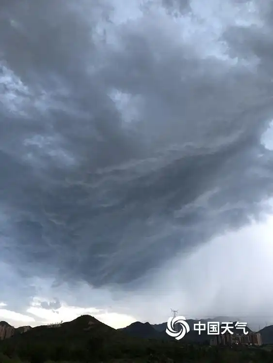 黑云压顶!北京延庆上空乌云翻滚如电影大片