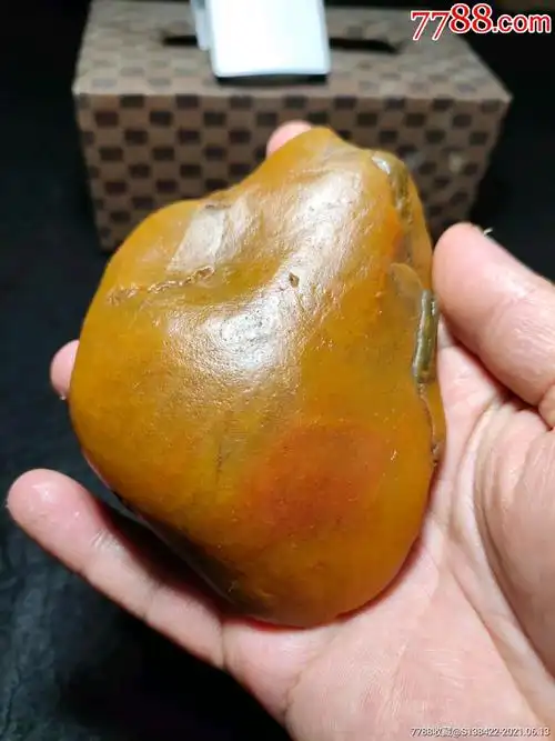 297克黄蜡石飘红磨砂籽料