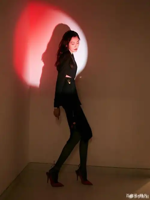 美女主播李斯羽穿黑裙大秀美腿!肤白貌美太性感迷人