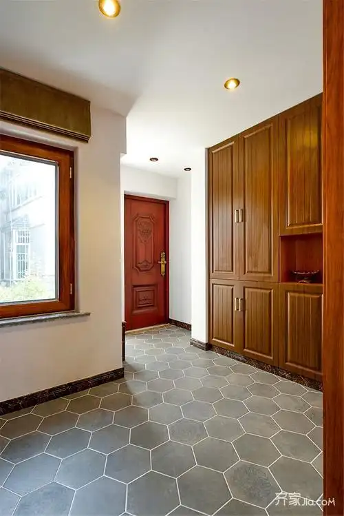 入户门处的镂空玄关,是厂家定制的.