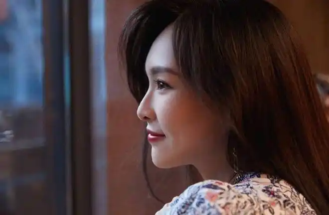 唐嫣碎花连衣裙春日气息满满,笑容甜美侧颜超优越.