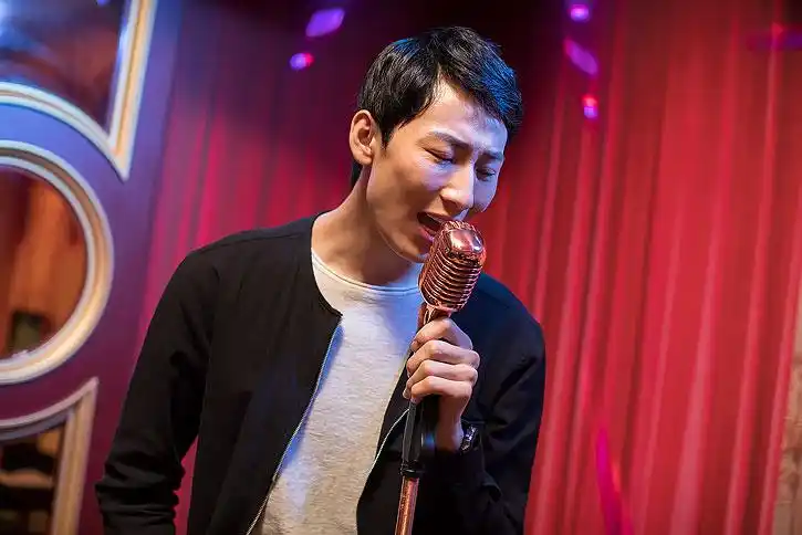 年轻男士在ktv唱歌