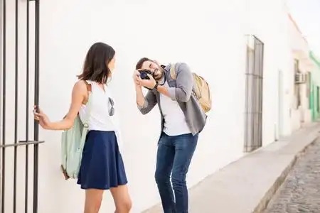 英俊的男朋友点击图片与照相机的美丽的女朋友照片