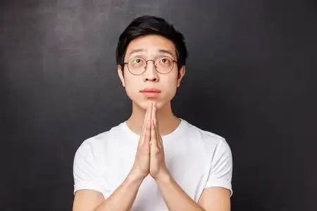 手拉手祈祷,抬头祈求,期待奇迹,带着希望等待结果照片