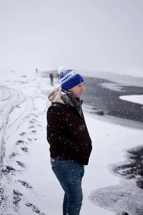 冬天站在雪上的人