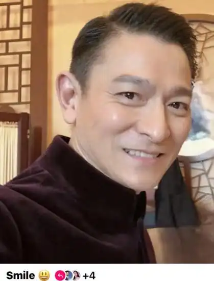 60岁刘德华晒自拍照,满脸笑容皱纹明显状态佳,上亿豪宅内景曝光