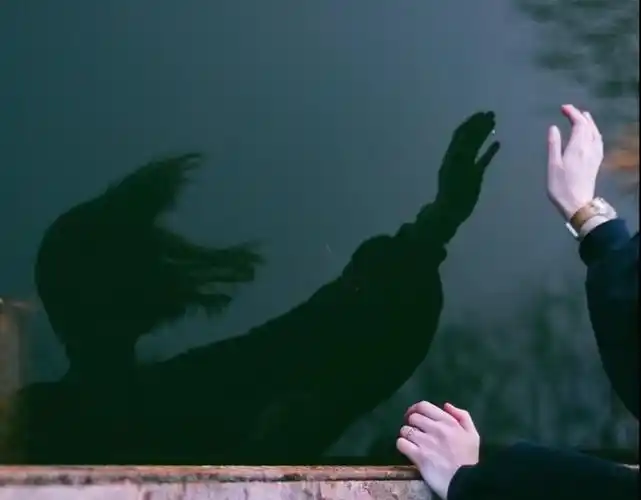 挥挥手真的能和自己说再见吗?