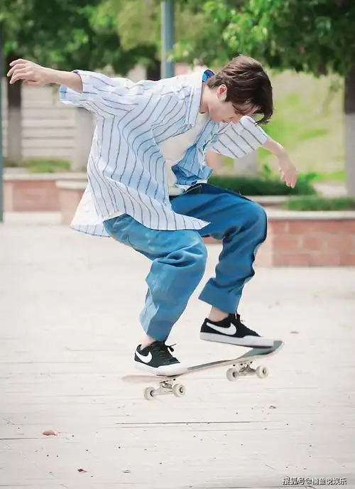 原创24岁王一博又帅出圈了穿条纹衬衫玩滑板活力少年感好喜欢