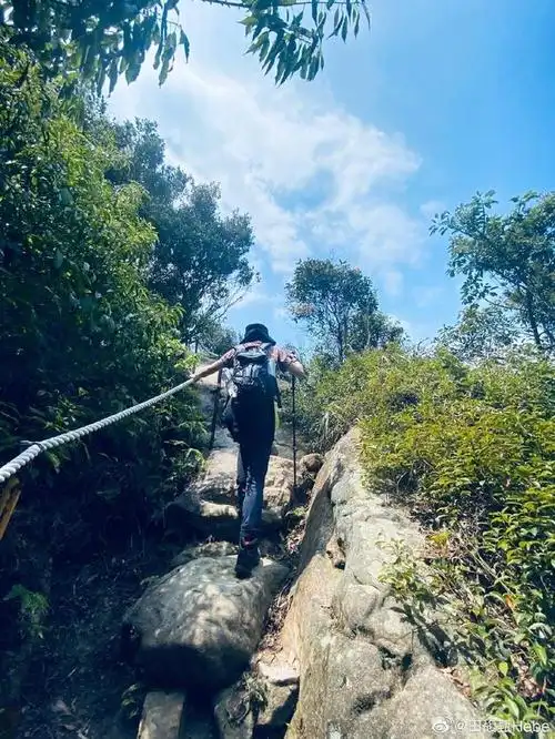 hebe与ella相约爬山心情大好 渔夫帽登山鞋装备齐全