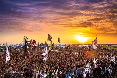 中国摇滚现场首席摄影师像疯子一样自由像傻子一样拍摄