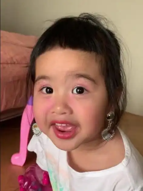 包文婧晒女儿近照,年仅3岁就化妆,长得越来越像奶奶了