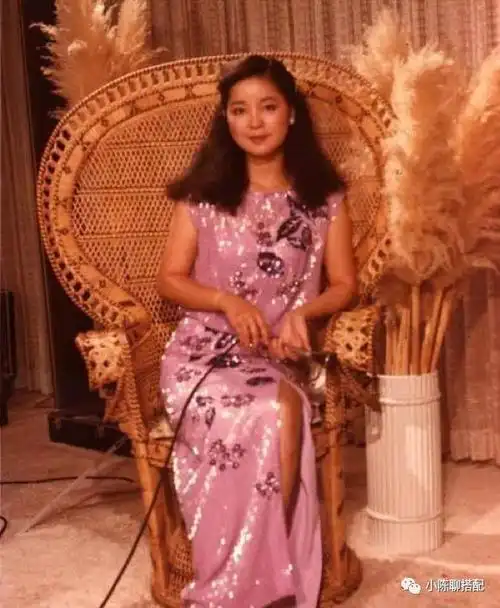 邓丽君的裙装穿搭告诉我们:时尚就是一个轮回,至今都想照着穿_网易