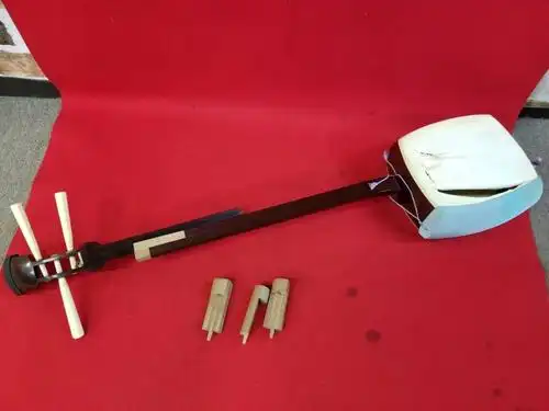 e-210⑤■: 三味线 细棹 红木 金细 ケース付 和楽器 ジャンク品