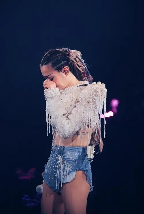 郑秀文演唱会又双叒叕哭了,她的一个动作却有些不雅